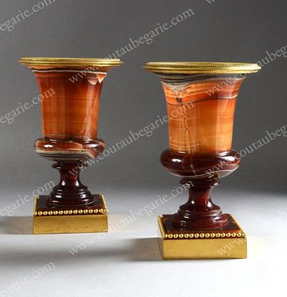 null PAIRE DE VASES MEDICIS en agate brune veinée blanc, beige et noir. Style de...