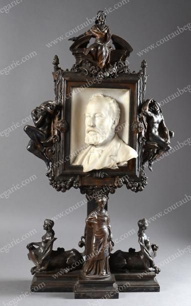PIERRE AUBERT (1853-1912) Portait d'un collectionneur. Bas relief en marbre blanc,...