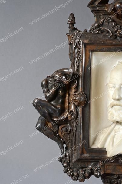 PIERRE AUBERT (1853-1912) Portait d'un collectionneur. Bas relief en marbre blanc,...