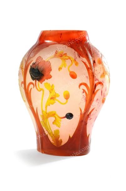 EUGÈNE MICHEL (Nancy 1848 -1904) Vase aux pavots. Vase balustre aplati en verre multicouche...