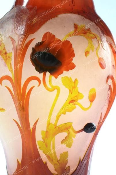 EUGÈNE MICHEL (Nancy 1848 -1904) Vase aux pavots. Vase balustre aplati en verre multicouche...