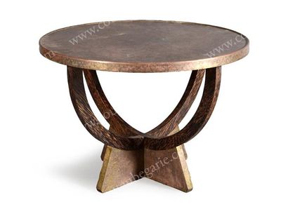 Eugène PRINTZ (1889 - 1948) Table guéridon à plateau circulaire plaqué de laiton...