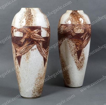 LEGRAS Paire de vases aux mouettes. En verre marmoréen blanc et brun, décor en réserve...