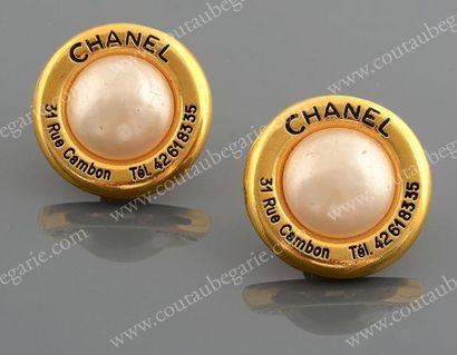 CHANEL Paire de clips d'oreilles en métal doré, ornés de perles fantaisie. Signé...