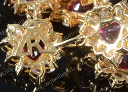 Alexandre REZA Importante demi-parure en or jaune comprenant: un collier ruban souple...