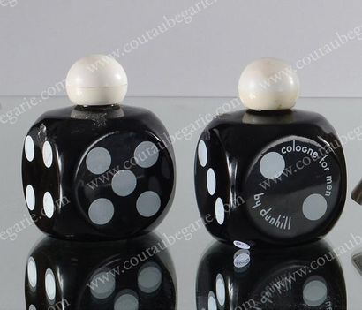 Dunhill - (Années 1960) 2 Amusants flacons cubiques en verre opaque noir pressé moulé...