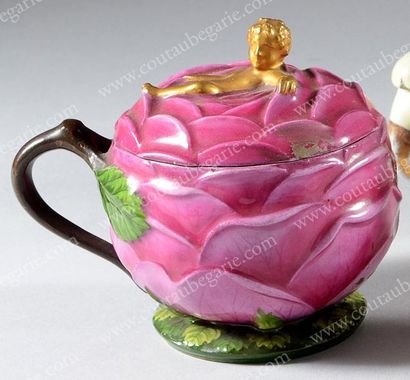 null Tasse et sa soucoupe en porcelaine polychrome. Formant une rose en trompe l'oeil,...