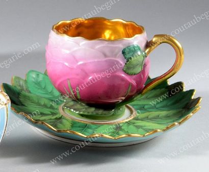 null Tasse et sa soucoupe en porcelaine polychrome. Formant une rose en trompe l'oeil,...