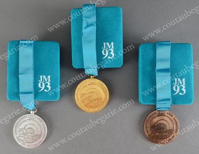 null Ensemble des 3 médailles (Or-Argent-Bronze) des vainqueurs pour les XII Jeux...