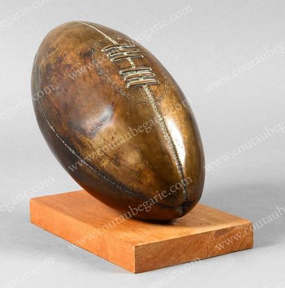 null Sculpture en bronze sur socle bois. «Ballon de football Américain». Dim. 21...