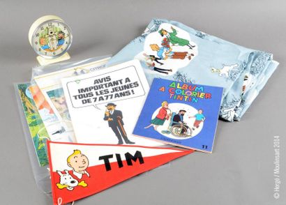 HERGÉ UN ENSEMBLE DE PRODUITS DÉRIVÉS ET PUBLICITAIRES SUR TINTIN. 1. Un fanion Tintin...
