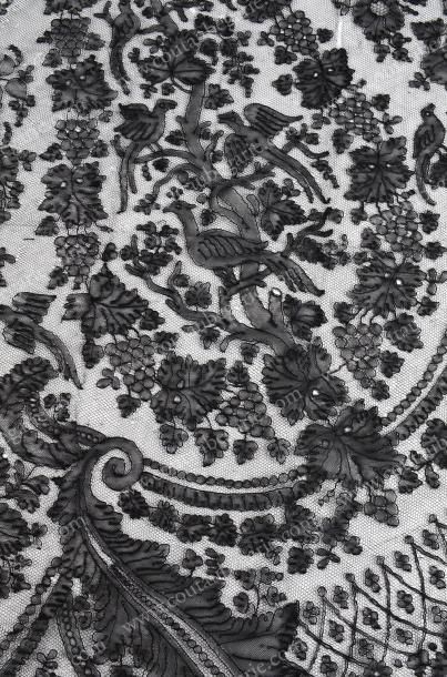 null Beau châle à une pointe, dentelle Chantilly noire, fuseaux, 1850-60 Oiseaux...