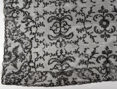 null Un châle carré et une étole, dentelle Chantilly noire, fuseaux, 1850-60 Le châle...