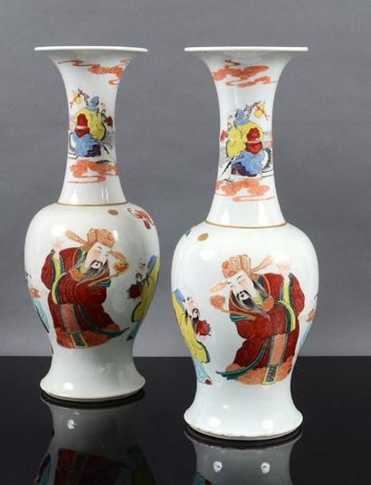 null Paire de vases de type yenyen en porcelaine. Les deux sont décorés de représentations...