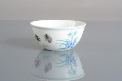 CHINE Rare Chiken Cup en porcelaine blanche à décor en bleu sous couverte d'émaux...