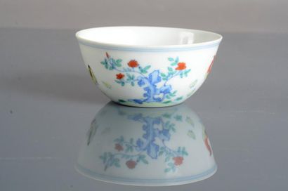 CHINE Rare Chiken Cup en porcelaine blanche à décor en bleu sous couverte d'émaux...