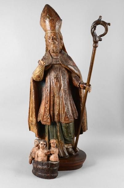 Saint Nicolas en bois sculpté. une main accidentée,...