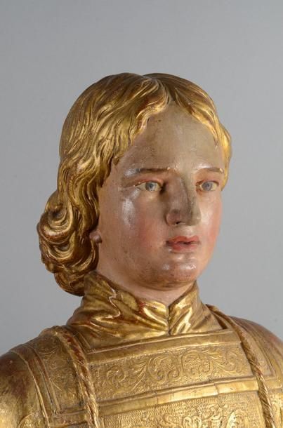 null Saint personnage en bois sculpté polychromé et doré reposant sur une base formant...