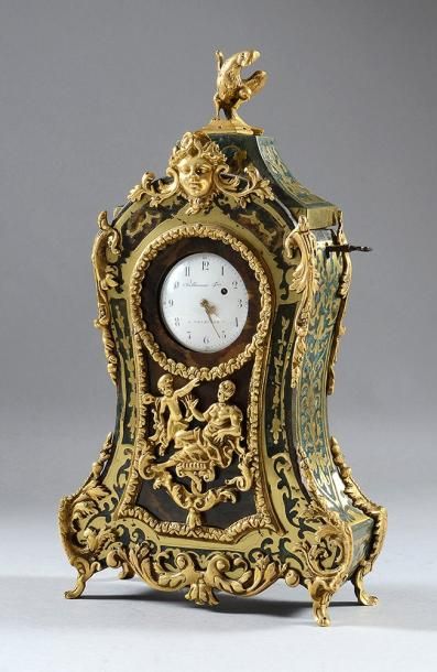 null Porte montre en marqueterie boulle d'écaille teintée verte et laiton de forme...