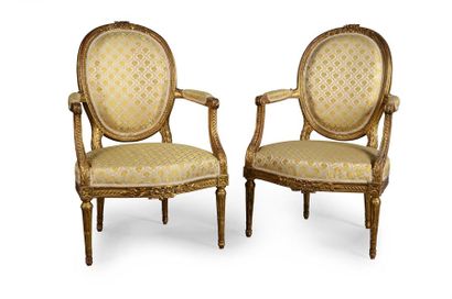 null Paire de fauteuils en bois doré cabriolet à dossier ovale, sculpté à décor de...