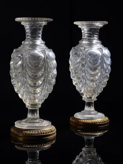  Paire de vases balustre en cristal moulé et taillé, monture en bronze ciselé et...