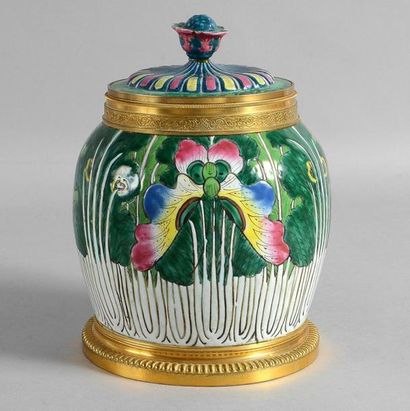  Pot couvert en porcelaine de la Chine à décor de choux et de papillons (accidents),...