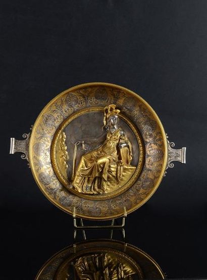 Georges-Emile-Henri SERVANT Rare coupe sur pied à deux anses en bronze doré et argenté...