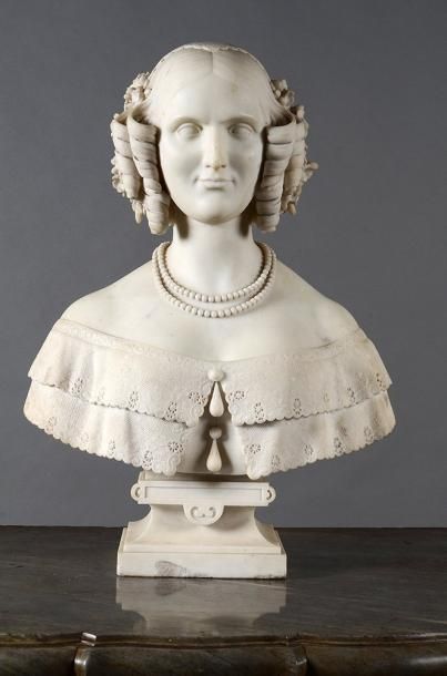 Victor COUCHERY (1790 - 1855) Buste de femme aux dentelles. Marbre blanc. Signé et...