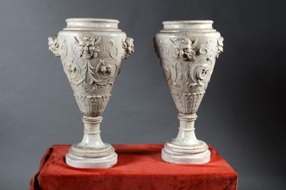 Paire de vases en marbre blanc à décor de...
