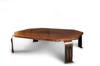 Jean BERGAUD Table basse en acier, plateau rectangulaire à angles abattus en placage...