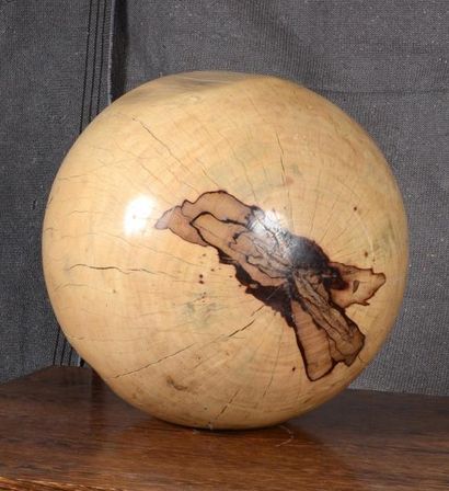 null Importante boule en bois taillé dans un bois exotique. D.: 48 cm