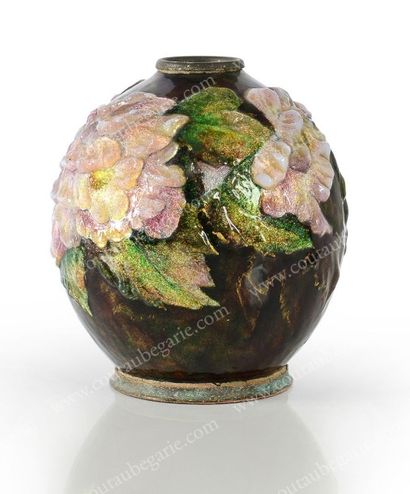 Camille Fauré Vase boule en décor émaillé en relief de fleurs polychrome. Limoges...