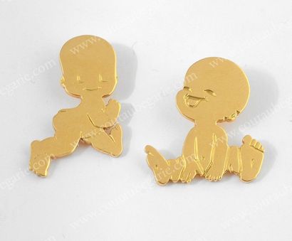 null Suite de deux pendentifs en or jaune, chacun représentant un bébé. Poids: 9,6...