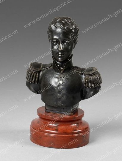 HENRI, DUC DE BORDEAUX (1820-1883) Petit buste en bronze à patine brune, le représentant...