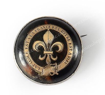 HENRI, COMTE DE CHAMBORD (1820-1883) Broche de corsage en écaille, de forme ronde,...