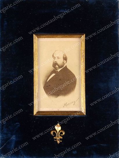 HENRI, COMTE DE CHAMBORD (1820-1883) Portrait photographique le représentant posant...
