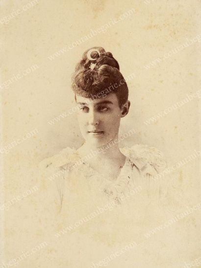 null HELENE, princesse de France, duchesse d'Aoste. Portrait photographique la représentant...