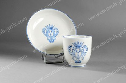 BOURBON-CONDE Tasse et sa soucoupe en porcelaine, à décor central en camaïeu de bleu...