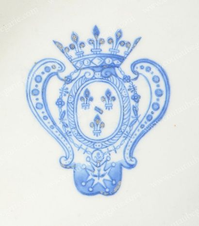 BOURBON-CONDE Tasse et sa soucoupe en porcelaine, à décor central en camaïeu de bleu...