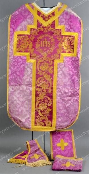 null Deux ornements liturgiques complets violets, vers 1860-1880, l'un en damas gothique,...