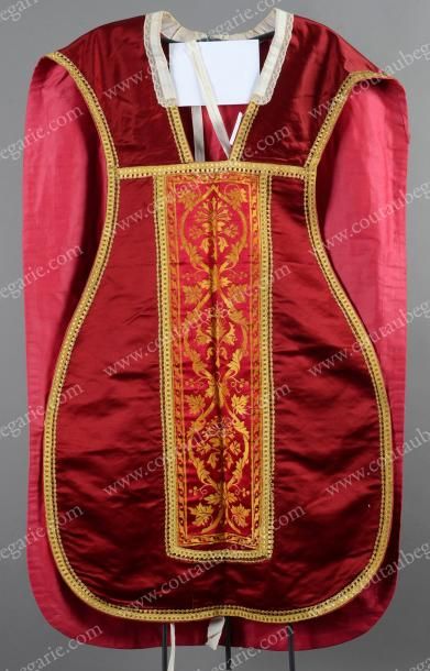 null Chasuble, manipule, étole et bourse, début du XXe siècle, satin cramoisi, orfrois...