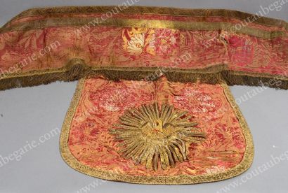 null Orfrois d'une chape dans une brocatelle ramagée rouge et or, XVIIe siècle, galon...