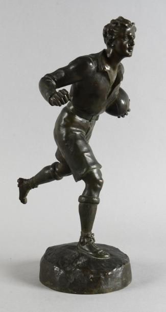 null Sculpture en bronze. «Le Rugbymen». Circa 1920. Patine foncée. Hauteur 38 c...
