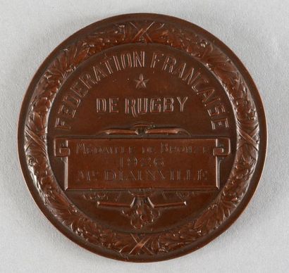 null Médaille de bronze de la Fédération Française de Rugby, attribuée en 1926. Sculpteur...
