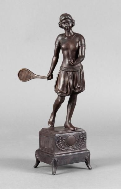null Sculpture en régule. «Joueuse de Tennis». Circa 1930. Signée L. Piedboeuf. Hauteur...