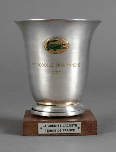 null Trophée Lacoste en métal argenté. «Crocodile Normandie 1970» offert par La chemise...