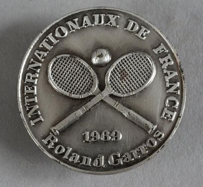 null Broche officielle des Internationaux de France 1969 à Roland Garros. Par Arthus...