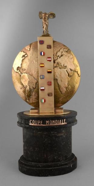null Superbe trophée «Coupe du Monde» en bronze sur socle marbre surmonté de la victoire...