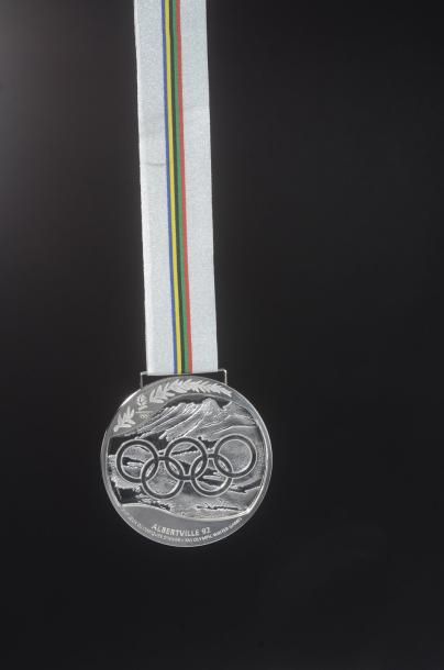 null 1992. Albertville. Médaille d'argent officielle des vainqueurs. Création Lalique...