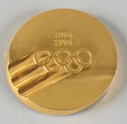 null 1994. Très rare médaille du centenaire de la rénovation des Jeux Olympiques...